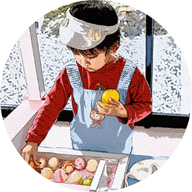 キッチンに立つ子供